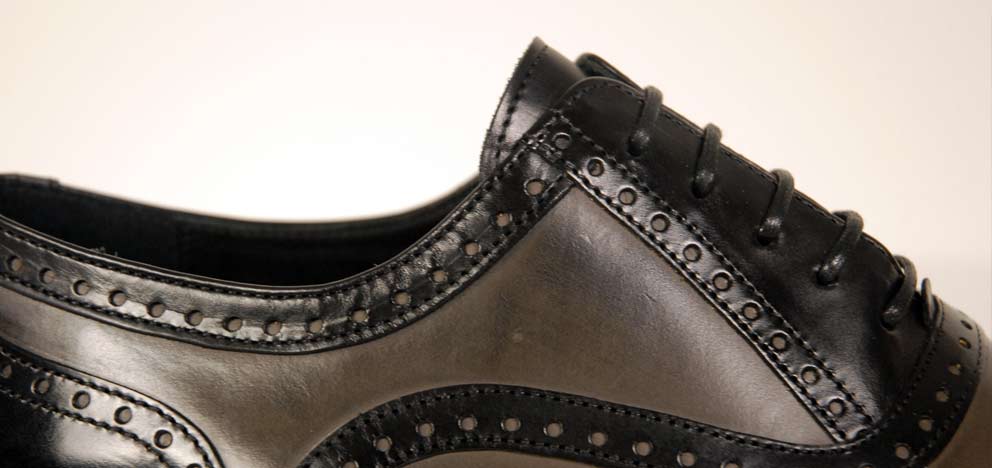 Détail réparation cuir chaussure